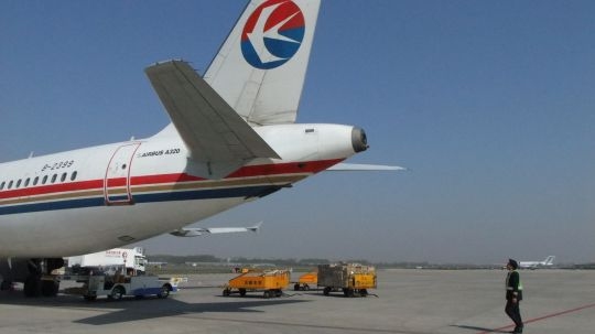 图3:于立群机长在认真绕机检查 实踏实。于立群机长在日常航班运行中最大的特点就是踏实、任劳任怨。2012年9月下旬,因航班量猛增,机组飞行时间紧张,中队运行压力较大,中队为确保航班正常运行安排时为副驾驶的于立群执飞青岛西安小夜航航班,第二天紧接着加机组前往首尔执飞了首尔桂林大夜航航班。连续的夜航任务对机组的体力和毅力都是一种考验,但接到任务后于立群没有半句怨言,坚决执行中队安排、克服困难、任劳任怨,确保了航班的正常运行。今年的1月18日,天降大雪,于立群所在机组执飞北京航班,按照公司要求加班飞行北京