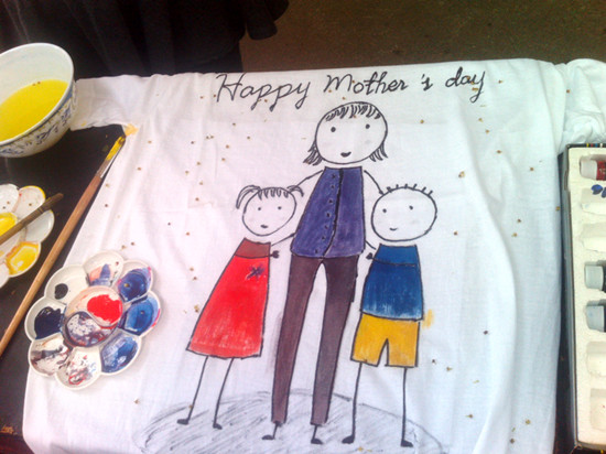 苏大学生T恤上描绘母爱庆祝母亲节