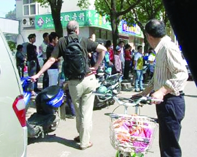 骑无牌车载<em>女友</em> <em>老外</em>撞伤路人_资讯频道_凤凰