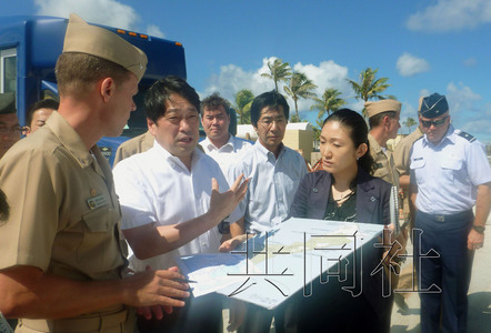 日本防卫相参观关岛美军基地 敦促美方移师