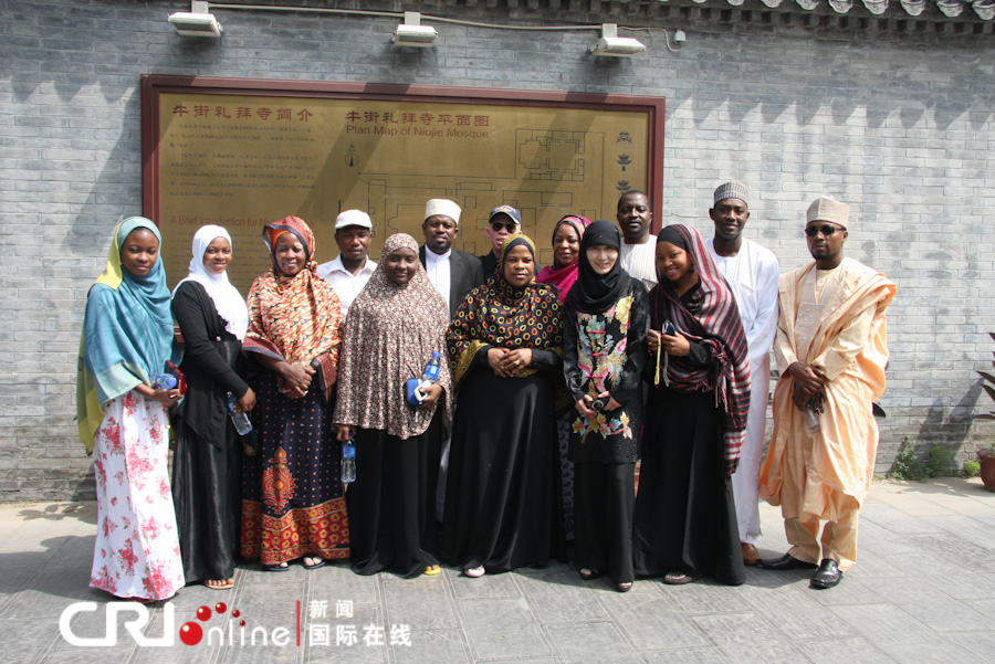 非洲演员走访牛街清真寺感受中国穆斯林生活(