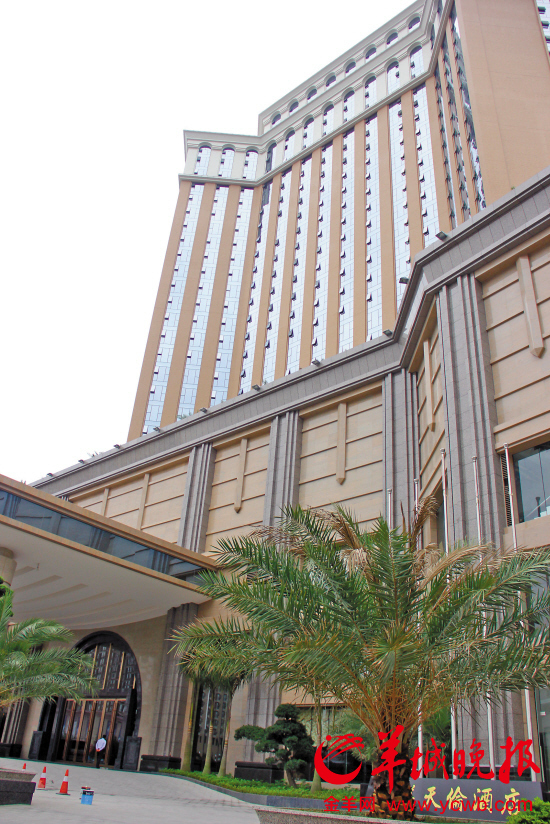 东莞富豪酒店顶违建停机坪 曾驾机追匪捐钱行