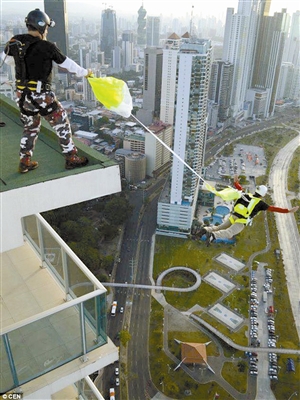 巴拿马商人发明摩天楼逃生伞