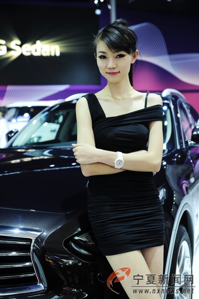 长腿妹杨丽君 房车博览会飞出的名模