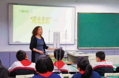 最后一堂课,她向学生挥手道别