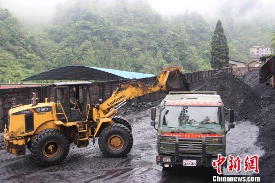 四川芦山地震降低灾后重建成本 部队汽车团拉进烧砖煤