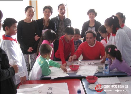 中国驻新西兰使馆官员看望金辉新西兰营师生