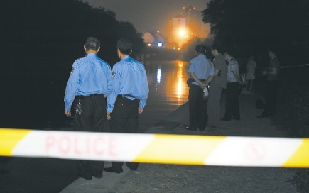 警方在事发现场拉起警戒线.
