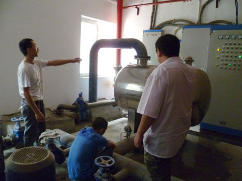 江北鱼嘴镇小区突然停水 社区书记亲自上门协