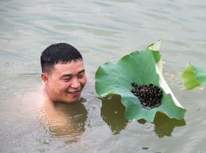 下钓鱼钓摸摸下雨螺蛳的属女生兔图片