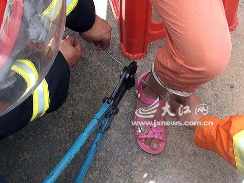 施工物街头堆鹰潭一小女孩脚被刺穿