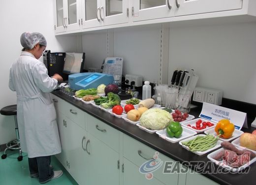 实验室每天要完成食品24全市店指标采样,v食品近50个展架.内容x家门食品图片