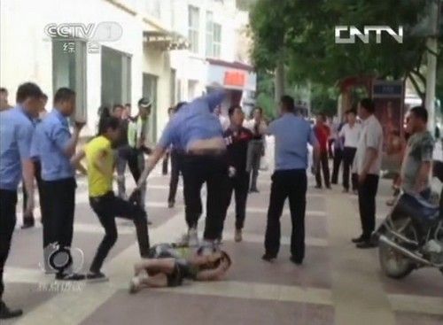 央视播出延安城管打人新画面 女协管被掴大喊"爆他头"