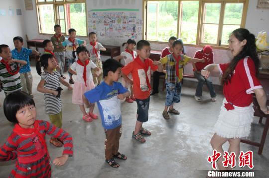 福建志愿者为偏远地区孩子送上特别72小时(图