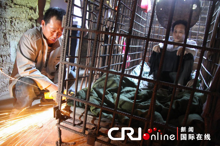 江西男子10年前打死小孩被囚铁笼11年终被释