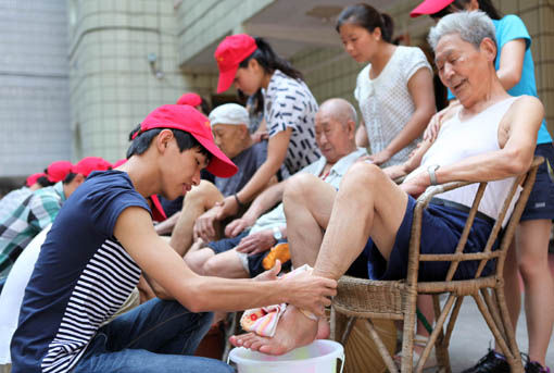[永川]父亲节 大学生志愿者敬老院献爱心