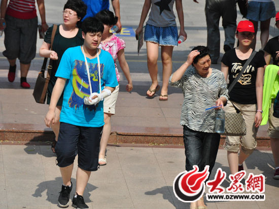 手缠绷带不误考试,考生踩点比家长淡定