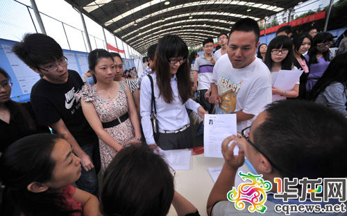 大三学生提前练兵现场应聘 只为积累求职经验