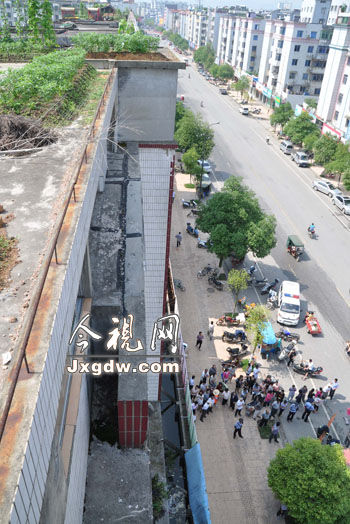 万载县一老妇自家楼顶菜地坠楼身亡