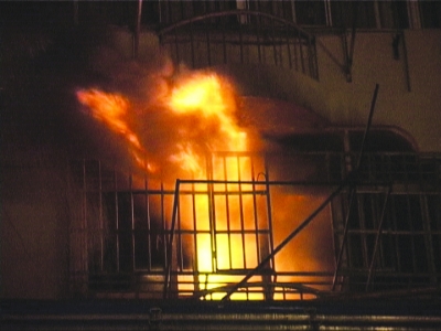 出租房起火找不到灭火器消防栓打开也没水