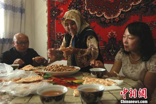 <em>维族</em>老人吐尼莎汗的幸福生活:有个汉族巴郎仔
