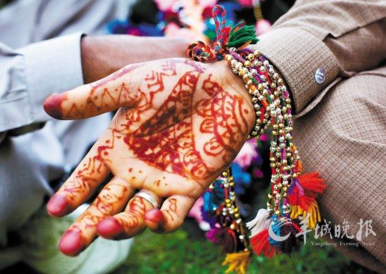 用黑笔画在手上的纹身;