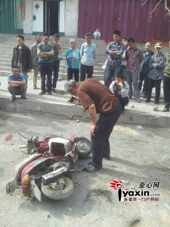 无证驾驶无照无牌摩托车撞了我的汽车右尾部,