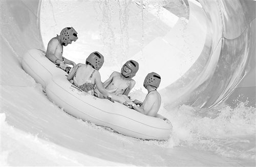 高温下的重庆 西瓜价格翻倍 雪糕卖到断货