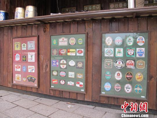 哈尔滨啤酒先生收藏的酒标在本届啤酒节展出　王琳　摄