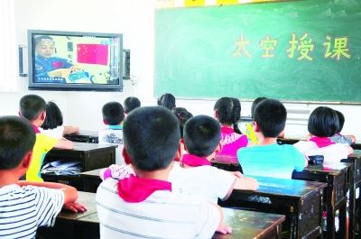 浙江小学生收看神舟十号太空授课