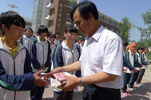 6月27日,王黎君来到银川,向宁夏育才高级中学200名品学兼优的贫困生