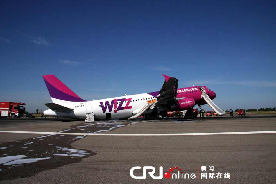 原标题:匈牙利航空公司一客机紧急迫降罗马 致3人受伤(高清组图) 国际在线消息:当地时间2013年6月8日,意大利罗马,一架匈牙利航空公司的空客A320飞机在罗马菲乌米奇诺机场紧急迫降,造成机上3人受伤。图片来源:TELENEWS/CFP