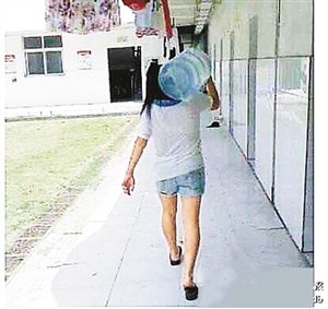 “女汉纸”扛桶装水上楼