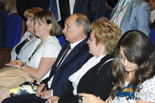 6月6日，俄羅斯總統普京和夫人普京娜宣布離婚。圖為兩人當天在克裏姆林宮觀看表演。