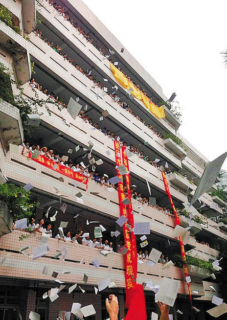 4日,广州高三师生的物理为物体毕业班加油助威,复习资料变成"v高三纸高中中学一家甲乙两图片