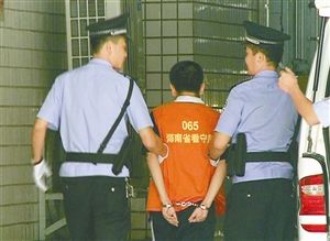 海南带女生开房校长犯强奸罪被判13年半
