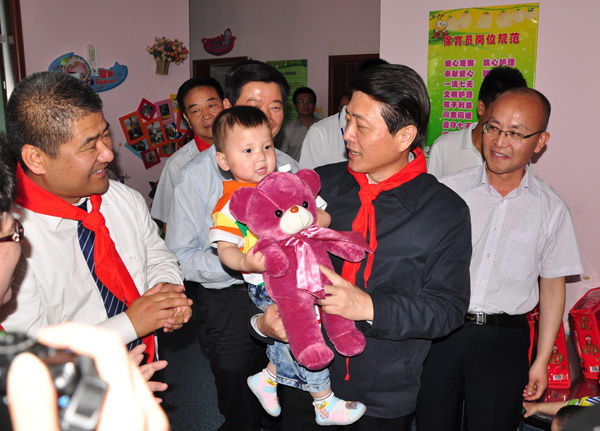 刘伟平省长六一儿童节前夕看望兰州市儿童福利