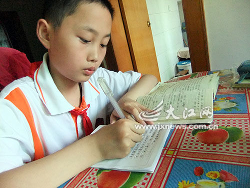 母为养家外出打工累出病 瓷都少年梦想跳级为