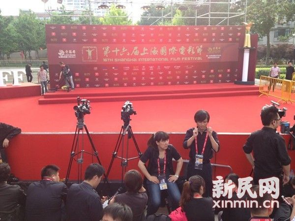 上海国际电影节红毯秀今晚上演 记者、粉丝早