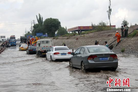 新疆阿克苏降雨持续近10小时造成多处道路积