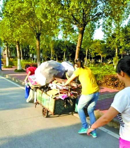 绝望坡上西政<em>妹子帮忙</em>推车 网友赞 感动就在身