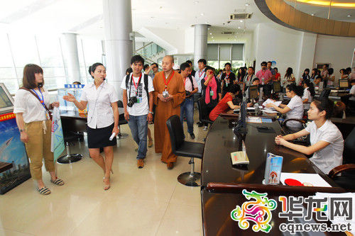 微博达人走进江北区行政审批服务大厅 感受阳