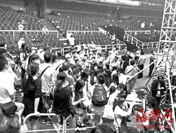 后街男孩成都演唱会 仅唱一半歌曲 近百位歌迷