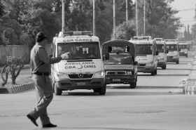6月23日，巴基斯坦拉瓦尔品第，运送遇难的外国游客遗体的救护车行驶在路上。图/新华社