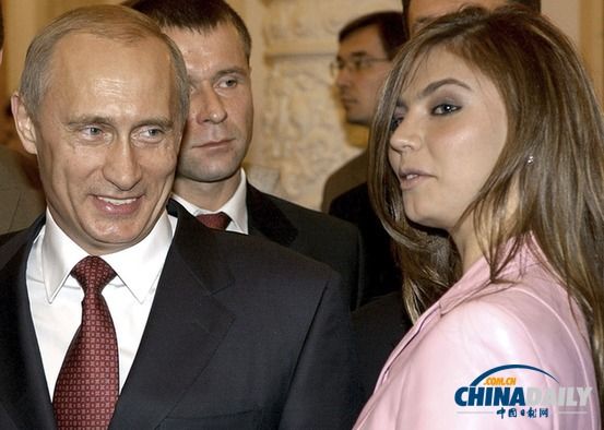 有流言說，普京和前體操運動員卡巴耶娃有染，並育有私生子。圖為2004年兩人在一起。（資料圖片）