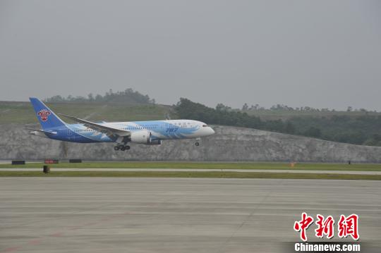 中国首架波音787飞抵揭阳潮汕机场 开始验证飞行