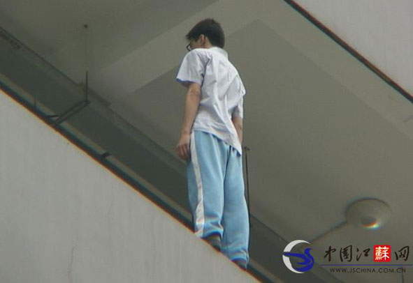 南京一高三男生拿刀具跳楼(图)