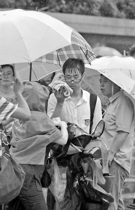 考生暴雨中赶考 社会各界积极参与 爱心护考