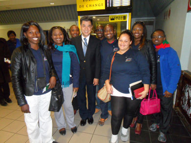 驻纳米比亚大使忻顺康机场欢送青年访华团