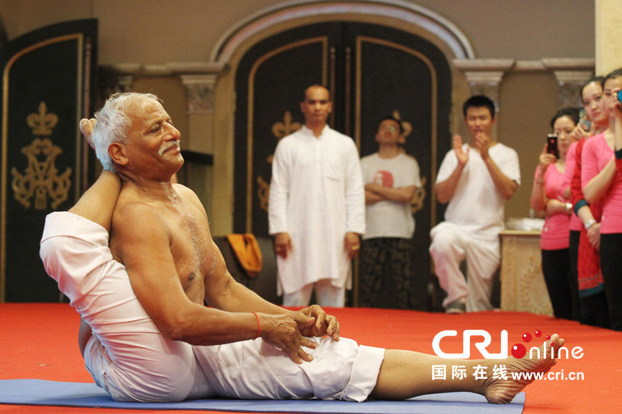印度62岁瑜伽大师在京秀绝技(高清组图)
